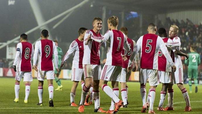 作为两届总 作为两届总